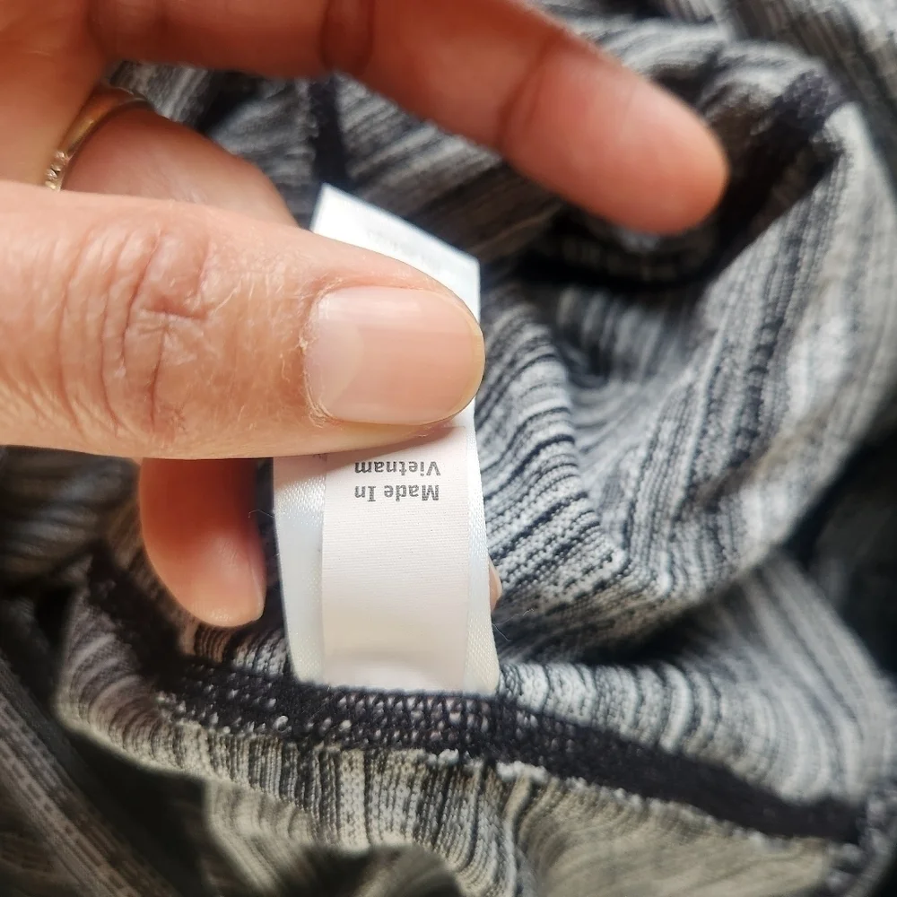 Athleta Mantra Black leggings black, gray, and white size Small - Picture 12 of 13